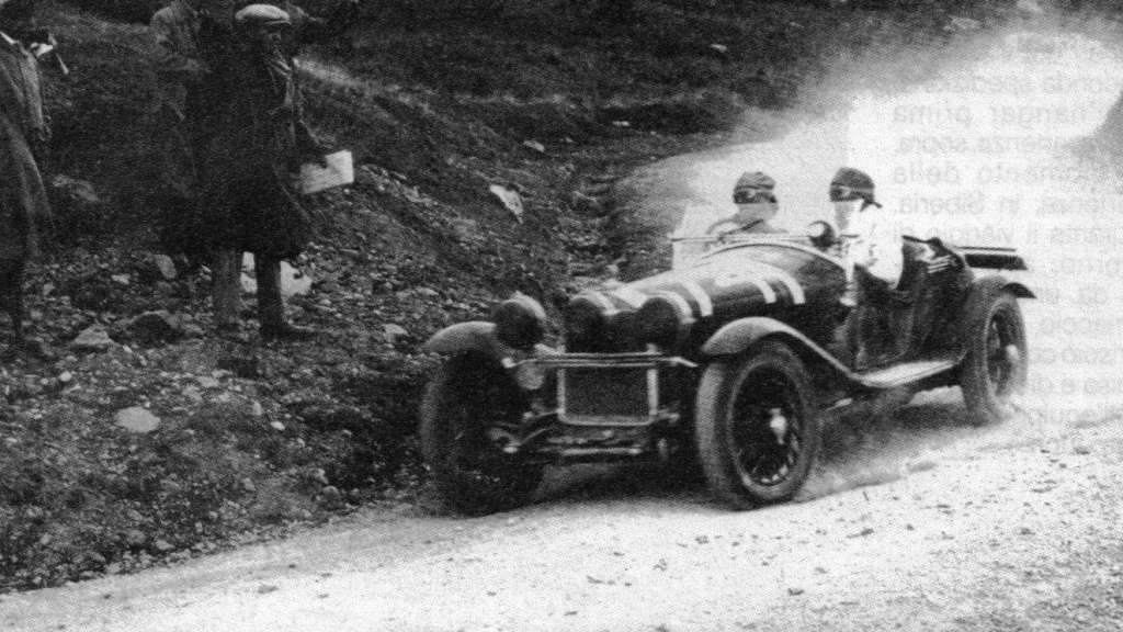 achille varzi e decimo compagnoni su un'alfa romeo 6c 1750 gs spider zagato alla mille miglia 1930