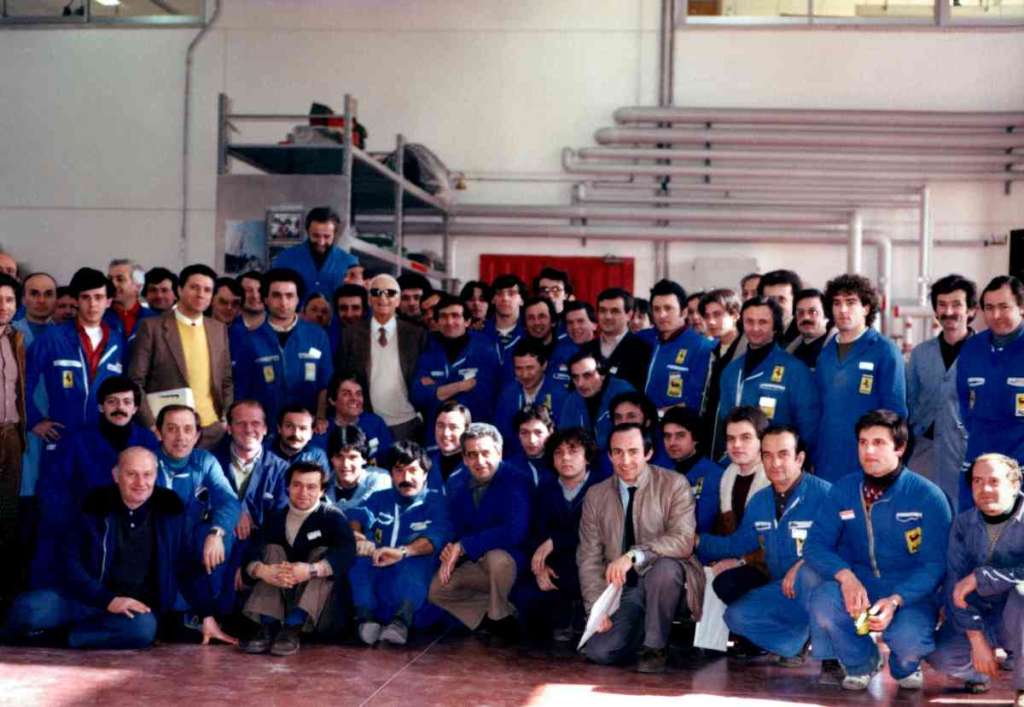 enzo ferrari con i lavoratori di maranello nel giorno del 85mo compleanno il 18 febbraio 1983