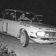 Un equipaggio della Scuderia Crocodilus in gara con una Lancia Fulvia Coupé