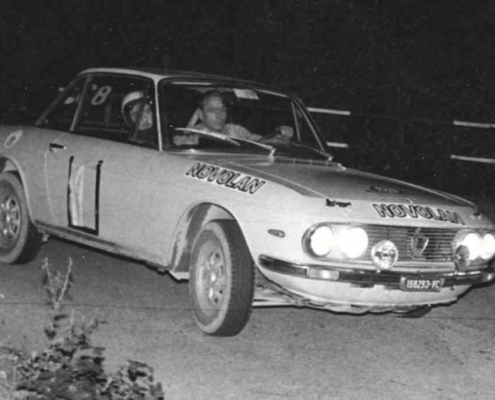 Un equipaggio della Scuderia Crocodilus in gara con una Lancia Fulvia Coupé