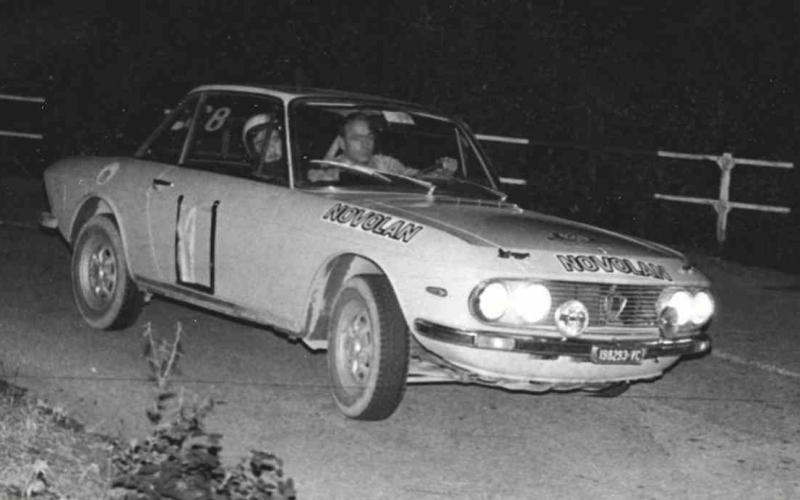 Un equipaggio della Scuderia Crocodilus in gara con una Lancia Fulvia Coupé